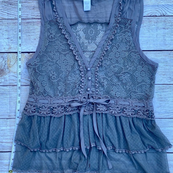 Feminine Charlotte Russe Gray Lace Vest - Picture 4 of 6